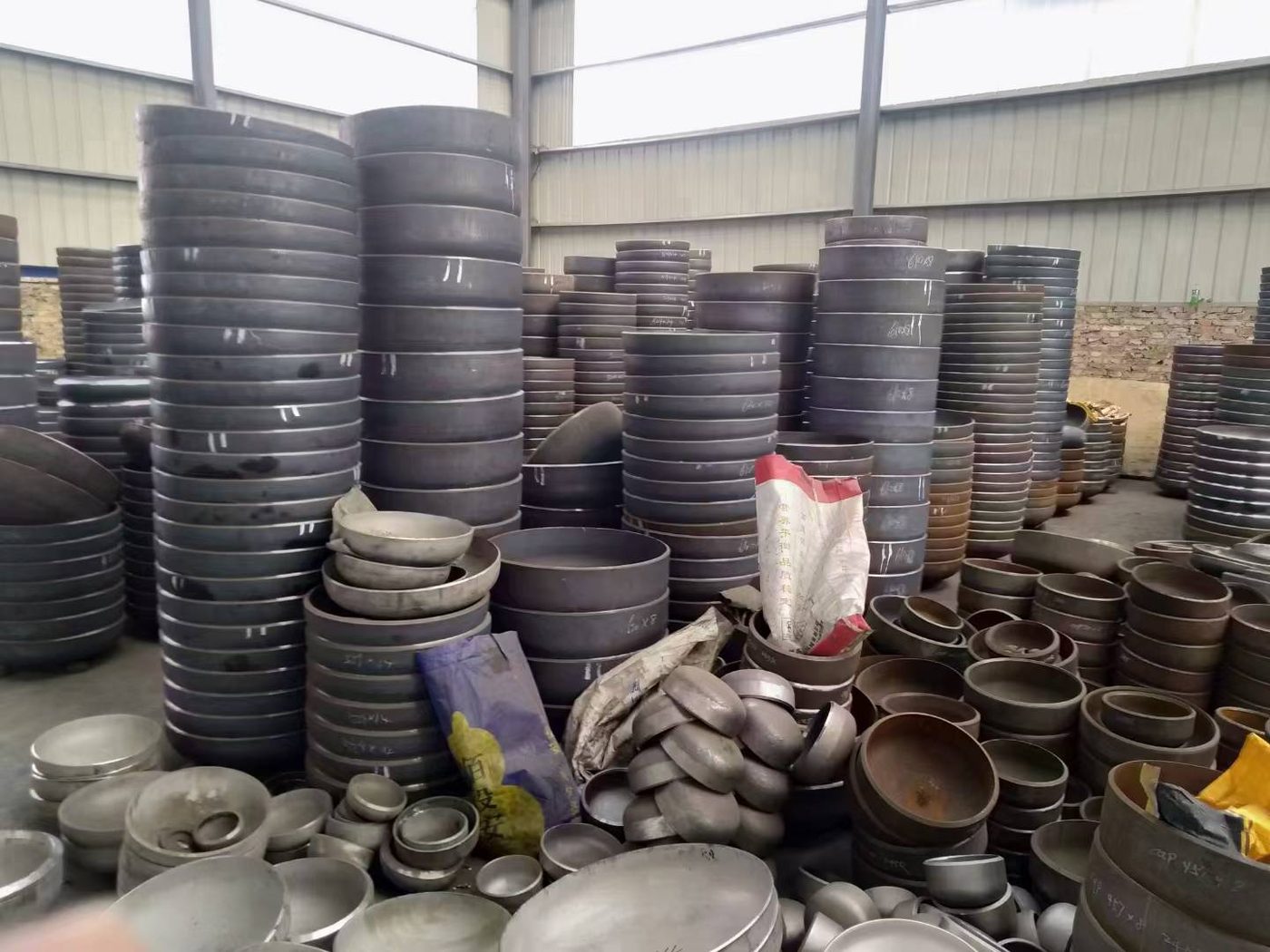 Vessel heads of different diameters in the workshop